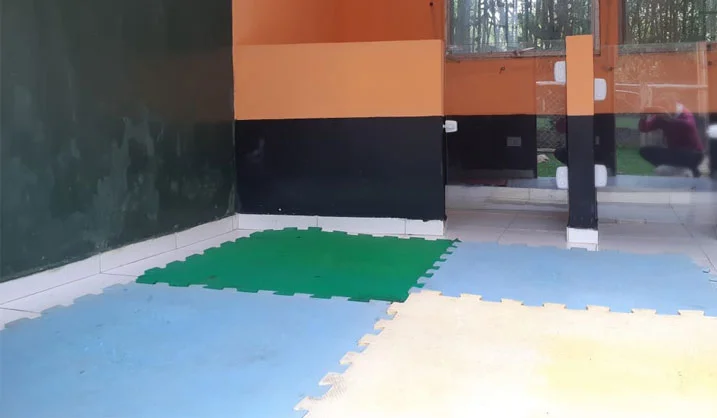 Acomodação do hotel com tapetes de borracha no piso