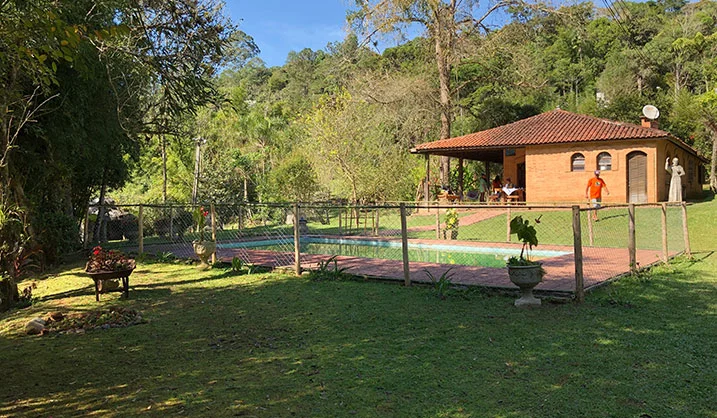 Vista da área externa e das instalações do hotel