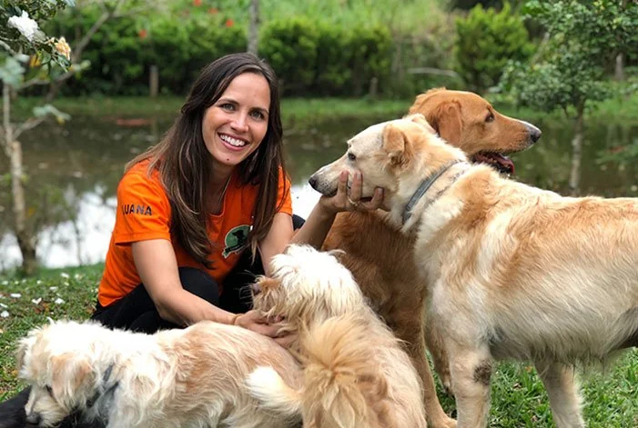 Dra. Luana Rossi com cães no espaço do Lord Negão